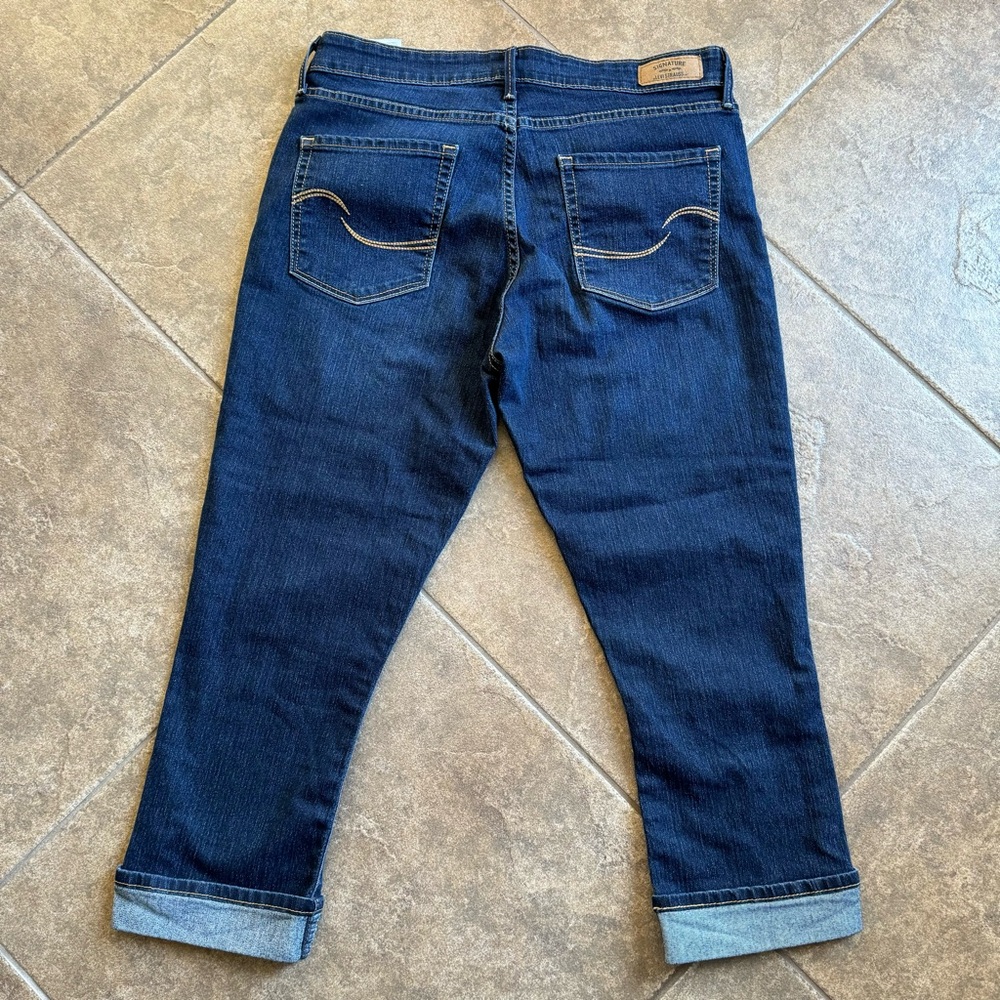 Like New -Levi Signature Modern Capri - Picture 6 of 13